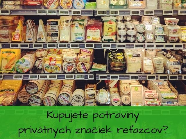 police so syrmi v chladničke v obchode a nadpisom Kupujete potraviny privátnych značiek reťazcov