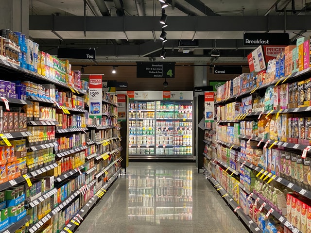 ulička v supermarkete s veľa farebnými výrobkami