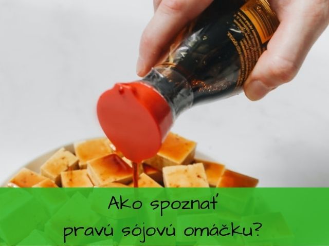 ruka leje sójovú omáčku na tofu